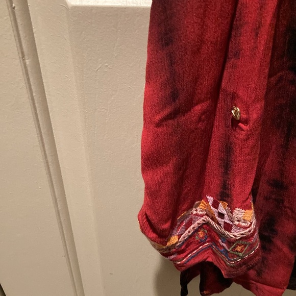 Calessa highly embroidered bodice and roll tan sleeves. Two side slits. - Picture 4 of 5